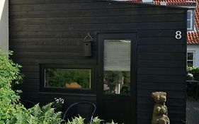 Minihus til havn, strand, vand og by i Gilleleje